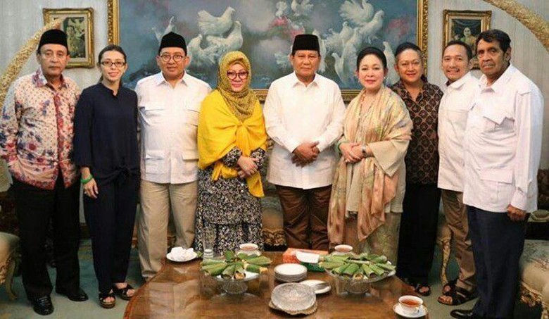 Cieee! Prabowo-Titiek Digoda Pendukungnya Cieee! Prabowo-Titiek Digoda Pendukungnya