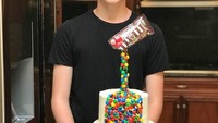Dari sekian banyak cake yang ia buat, kreasi ini yang paling disukai Ryan. Cake ini dinamai M&Ms Gravity-Defying Cake. Foto: Instagram ryanwilsonbakes