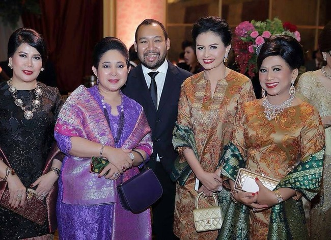 Tampil serba ungu, Titiek Soeharto terlihat berfoto bersama sang putra Didit Hediprasetyo saat menghadiri pesta pernikahan kerabatnya di Hotel Mulia, Senayan. Foto: Dok. Titiek Soeharto