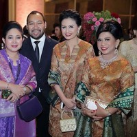 Tampil serba ungu, Titiek Soeharto terlihat berfoto bersama sang putra Didit Hediprasetyo saat menghadiri pesta pernikahan kerabatnya di Hotel Mulia, Senayan. Foto: Dok. Titiek Soeharto