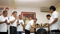 Pemukulan gong menandai deklarasi tersebut.
