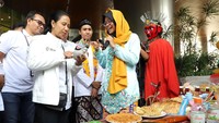 Tak hanya itu, melalui program ini juga akan mengajarkan peserta untuk lebih mengenal budaya Nusantara dan kiprah BUMN dalam membangun negeri. Rini meninjau salah satu booth peserta SMN. Foto: dok. BUMN