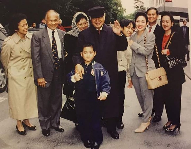 Titiek Soeharto pernah mengunggah foto yang menampilkan kebersamannya dengan sang ayah, kakak dan adiknya serta Prabowo yang saat itu masih menjadi suaminya. Titiek terlihat menenteng tas Chanel yang saat ini harganya mencapai puluhan juta rupiah. Foto: Dok. Titiek Soeharto