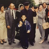 Titiek Soeharto pernah mengunggah foto yang menampilkan kebersamannya dengan sang ayah, kakak dan adiknya serta Prabowo yang saat itu masih menjadi suaminya. Titiek terlihat menenteng tas Chanel yang saat ini harganya mencapai puluhan juta rupiah. Foto: Dok. Titiek Soeharto