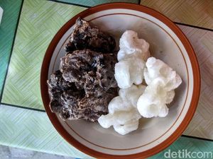 Enak Tenan! Gurih Renyah Geblek  Disantap dengan Tempe Benguk Besengek