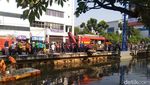 Foto: Evakuasi Mobil Nyemplung di Kali Glodok