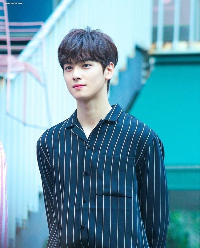 Cha Eun Woo memang tampak menonjol karena kulit yang putih pucat, dengan rambut hitam pekat yang kontras dengan warna kulitnya. Sementara lipatan matanya juga jelas (double eyelid), sebuah fitur wajah yang jarang dimiliki orang Korea. Foto: Ist.
