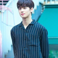 Cha Eun Woo memang tampak menonjol karena kulit yang putih pucat, dengan rambut hitam pekat yang kontras dengan warna kulitnya. Sementara lipatan matanya juga jelas (double eyelid), sebuah fitur wajah yang jarang dimiliki orang Korea. Foto: Ist.