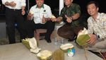 Pose Romahurmuziy Saat Ngemil Durian hingga Makan Malam dengan Jokowi 