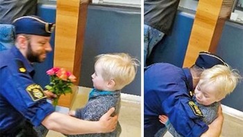 Seorang bocah laki-laki memberikan bunga kepada seorang polisi setelah insiden serangan teroris di Stockholm. (Foto: Brightside)