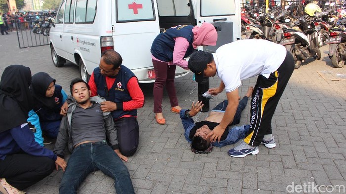 Kenali beda pingsan karena kelelahan atau serangan stroke. (Foto ilustrasi: Suparno/detikSport) Kenali beda pingsan karena kelelahan atau serangan stroke. (Foto ilustrasi: Suparno/detikSport)