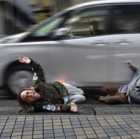 Salah satu editan foto favoritnya, pura-pura terlindas mobil yang berjalan. Foto: Dok. Kimiko Nishimoto