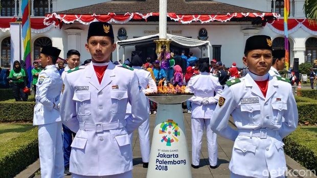 Usai Keliling Bandung, Api Asian Games Diinapkan di Gedung Sate
