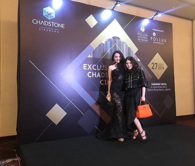 Tas Hermes Kelly berukuran 35 cm berwarna oranye mencerahkan penampilan Tina Toon yang didominasi hitam. Di pasaran harga tas ini mencapai US$ 12 ribu atau Rp 173 juta. Foto: Dok. Instagram/Tina Toon