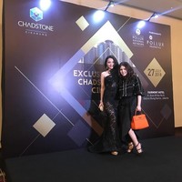 Tas Hermes Kelly berukuran 35 cm berwarna oranye mencerahkan penampilan Tina Toon yang didominasi hitam. Di pasaran harga tas ini mencapai US$ 12 ribu atau Rp 173 juta. Foto: Dok. Instagram/Tina Toon