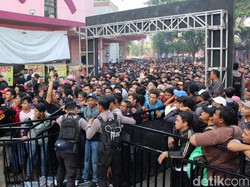 Loket dibuka pukul 07.00, namun tiket ekonomi dinyatakan habis oleh panpel sekitar pukul 08.40 WIB, sementara itu tiket utama dan VIP habis sekitar pukul 09.00 WIB.