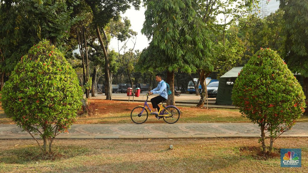 Sekarang Bisa Berkeliling Monas dengan Sepeda Gratis Pengunjung mencoba fasilitas sepeda gratis berbasis aplikasi di kawasan Monas, Jakarta, Kamis (10/8/2018). Pemerintah Provinsi DKI Jakarta menyediakan menyediakan layanan bike sharing berbasis aplikasi gratis untuk para pengunjung Monas untuk digunakan berkeliling. Aplikasi bisa diunduh di AppStore atau PlayStore dengan nama