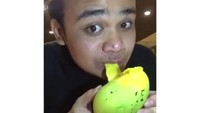 Pria asal Medan ini menyebut dirinya sebagai Titisan Olga Syahputra dan Syahrini. Tanpa malu-malu, ia memposting berbagai aksinya saat makan. Tak ayal banyak gaya yang mencuri perhatian. Foto: instagram @fahrit_mufama_cetar