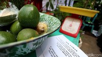 Alpukat Cipedak yang menjadi buah khas warga Cipedak pun dijual di sini.