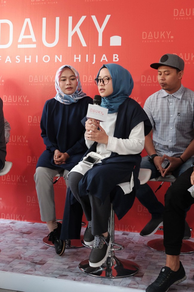 Kesuksesan grup musik Sabyan Gambus dilirik oleh brand busana muslim Dauky. Mereka pun dipinang menjadi brand ambassador merek busana untuk remaja itu. Foto: Foto: Silmia Putri/Wolipop