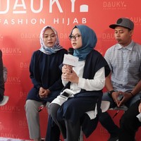 Kesuksesan grup musik Sabyan Gambus dilirik oleh brand busana muslim Dauky. Mereka pun dipinang menjadi brand ambassador merek busana untuk remaja itu. Foto: Foto: Silmia Putri/Wolipop