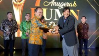 Direktur Utama PT Wijaya Karya Bangunan Gedung Tbk Nariman Prasetyo (kiri) menerima penghargaan Anugerah BUMN Award 2018 yang diserahkan Managing Director LM FEB UI Toto Pranoto (kanan) di Jakarta. Foto: dok. Wika Gedung