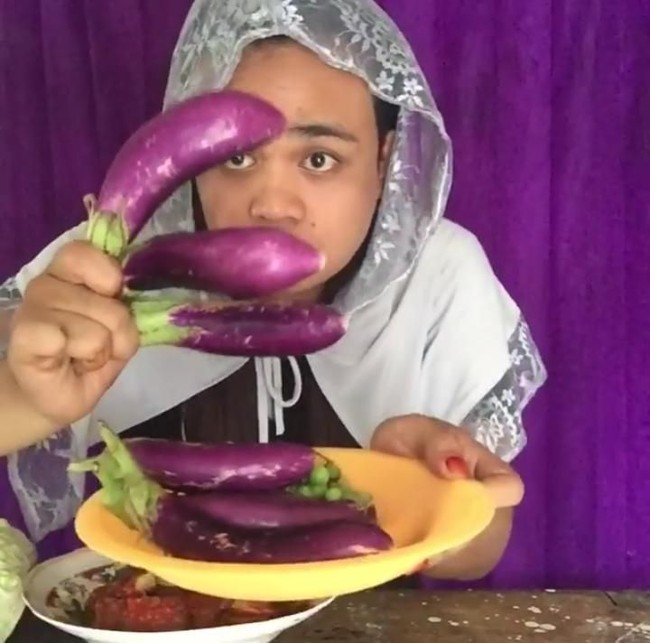 Bikin Ngakak! 5 Instagramer Ini Punya Gaya Makan Kocak Banget