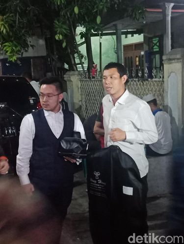 Desainer jas dari Wong Hang Tailor di rumah Ma'ruf Amin