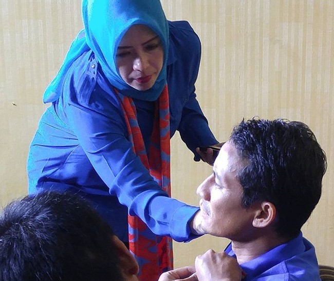 Lewat postingan Instagram, Nur Asia juga pernah mem-posting aktivitasnya yang membantu mempersiapkan Sandiaga Uno sebelum tampil di publik. Salah satunya ikut merias wajah sang suami dengan bedak. Foto: Instagram