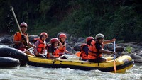 Syaratnya minimal satu kelompok berisi 5-10 orang. Tarifnya, saat ini masih diskon tidak sampai Rp 90 ribu per orang. Jika musim hujan, traveler bisa main arung jeram di sungai ini. (Dadang/detikTravel)