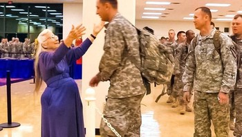 Wanita tua bernama Elizabeth Laird memberikan pelukan kepada lebih dari 500 ribu tentara sebelum mereka pergi bertugas. (Foto: Brightside)