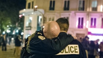 Polisi pun bisa menangis, ini adalah potret saat insiden serangan bom di Perancis.  (Foto: Brightside)