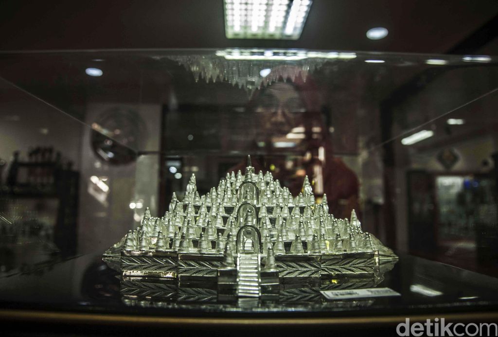 A woman look a silver craft shaped Borobudur temple  in Kota Gede, Yogyakarta, Indonesia, on August 22, 2016. Harto Suharjo silver craft was founded in 1953 and enthused by foreign tourist and sell to Turkey, Iran, Saudi Arabia and Greece with price IDR. 50.000 - IDR. 100 million for one piece(Photo by Pradita Utana/NurPhoto)