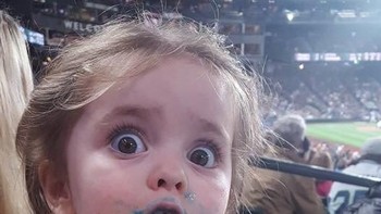 Ekspresi lucu dan gemas dari anak kecil blepotan permen biru ini pun tak luput dari kejahilan netizen. (Foto: Internet)