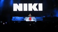 Penyanyi R&B berkebangsaan Indonesia yang bernaung di bawah label 88rising naik panggung dengan mengenakan atasan berwarna hitam dan celana panjang merah. Foto: Dyah Paramita Saraswati