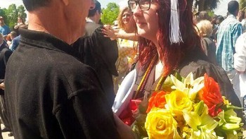 Potret sedih dan bangga sang ayah melihat putrinya mengenakan baju wisuda, diketahui anak perempuannay memiliki banyak masalah pergaulan dari seks bebas hingga alkoholisme. (Foto: Brightside)