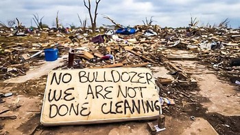Sebuah perumahan warga yang kini rata dengan tanah setelah terjadi angin puting beliung di Moore, Oklahoma. Tulisan No Bulldozer we are not done celaner membuat netizen bersedih. (Foto: Brightside)