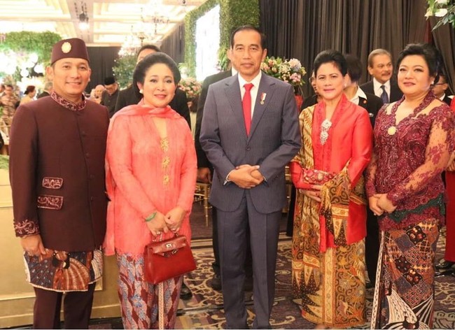 Titiek Soeharto terlihat tampil serba matching dengan nuansa merah saat menghadiri pernikahan keponakannya Danvy Sekartaji Indri Haryanti Rukmana, yang merupakan anak dari kakaknya Siti Hardiyanti RUkmana. Berpose bersama Presiden Jokowi yang juga datang ke pernikahan Danvy, Titiek terlihat memakai kebaya merah, selendang merah dan kain bernuansa merah. Dia juga tampak menenteng tas Hermes Kelly yang harganya Rp 250 juta sampai Rp 300 jutaan. Foto: Dok. Titiek Soeharto