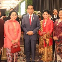 Titiek Soeharto terlihat tampil serba matching dengan nuansa merah saat menghadiri pernikahan keponakannya Danvy Sekartaji Indri Haryanti Rukmana, yang merupakan anak dari kakaknya Siti Hardiyanti RUkmana. Berpose bersama Presiden Jokowi yang juga datang ke pernikahan Danvy, Titiek terlihat memakai kebaya merah, selendang merah dan kain bernuansa merah. Dia juga tampak menenteng tas Hermes Kelly yang harganya Rp 250 juta sampai Rp 300 jutaan. Foto: Dok. Titiek Soeharto