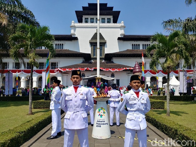 Usai Keliling Bandung, Api Asian Games Diinapkan di Gedung Sate Usai Keliling Bandung, Api Asian Games Diinapkan di Gedung Sate