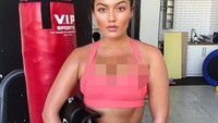 Mia sangat menyukai olahraga Muay Thai, versi lain dari tinju atau boxing yang berasal dari Thailand. Foto: Instagram