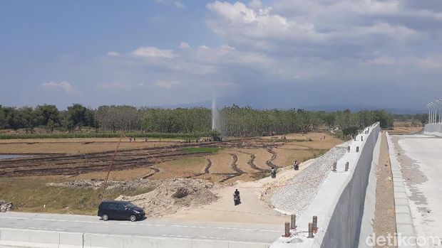 Semburan air tampak di Tol Ngawi-Mantingan/