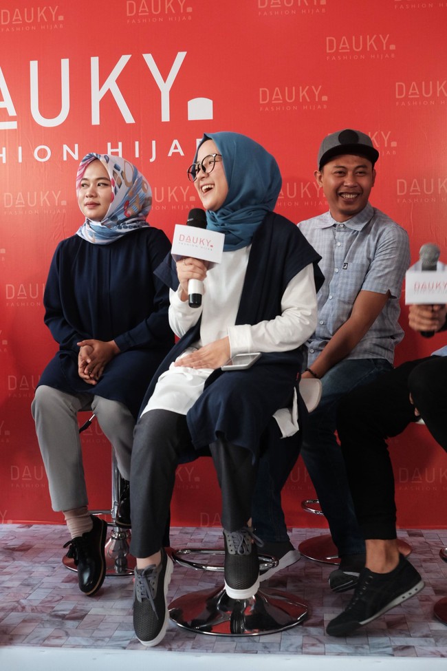 Gaya gadis lulusan STM ini bisa dicontek oleh anak muda yang ingin tampil kekinian. Pemilihan busana berpotongan basic dan hijab yang dipakai dengan satu jarum pentul sangat cocok dipakai oleh remaja. Foto: Foto: Silmia Putri/Wolipop
