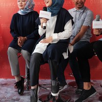 Gaya gadis lulusan STM ini bisa dicontek oleh anak muda yang ingin tampil kekinian. Pemilihan busana berpotongan basic dan hijab yang dipakai dengan satu jarum pentul sangat cocok dipakai oleh remaja. Foto: Foto: Silmia Putri/Wolipop