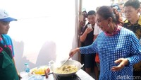 Anies dan Susi ikut melihat lomba masak ikan cakalang yang diikuti para koki-koki kapal. (Alfons/detikcom)