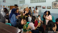 Udah go public, nggak bisa bohong lagi. Nggak bisa bilang teman lagi yah, celetuk Jedar.  Foto: Maharbian Prawira/ detikHOT