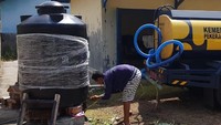 Sebanyak 15 sumur bor dan pompa air tanah (PAT) dengan kapasitas 15 - 20 liter/detik yang tersebar di sembilan desa di Kabupaten Lombok Timur dan Lombok Utara, Nusa Tenggara Barat berfungsi sebagai sumber air bersih para pengungsi korban gempa bumi di Pulau Lombok. Pool/Kementerian PUPR.
