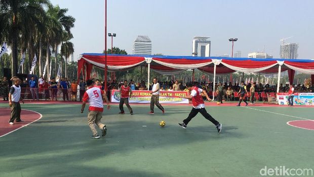 Anies Cetak 1 Gol Saat Tanding Futsal Lawan Pangdam Jaya TNI