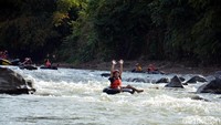 Traveler pecinta petualangan, mesti coba river tubing di Sungai Citanduy, Ciamis, Jawa Barat. Wisata river tubing Citanduy baru dikembangkan Dinas Pariwisata Ciamis di tahun 2018 ini. (Dadang/detikTravel)