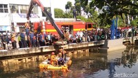 Foto: Mobil MiniBus Xenia tercebur Kali dengan No. Pol. B 1840 PYT, kata Kasiops Kebakaran Sudin PKP Rompis Romlih dalam keterangannya. (Dokumen Sudin Penanggulangan Kebakaran dan Penyelamatan Jakarta Barat)